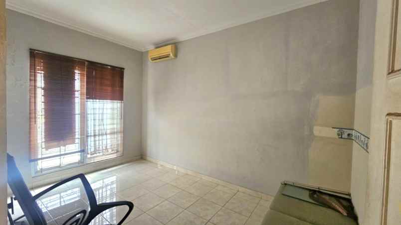 dijual rumah perumahan royal residence