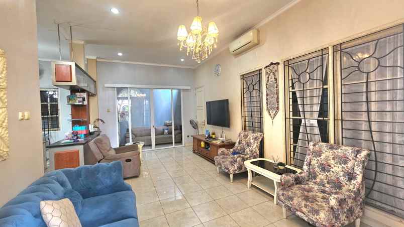 dijual rumah perumahan royal residence