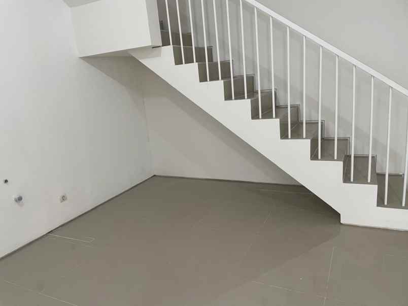 dijual rumah royal residence