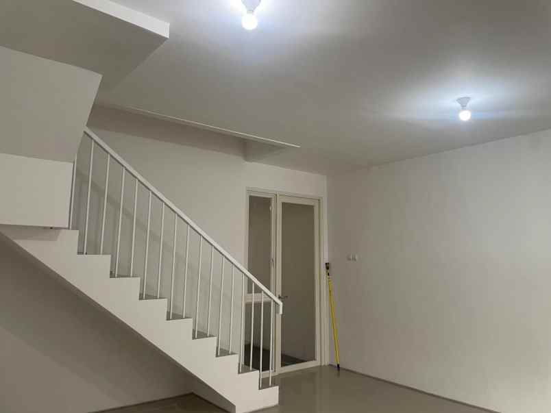 dijual rumah royal residence