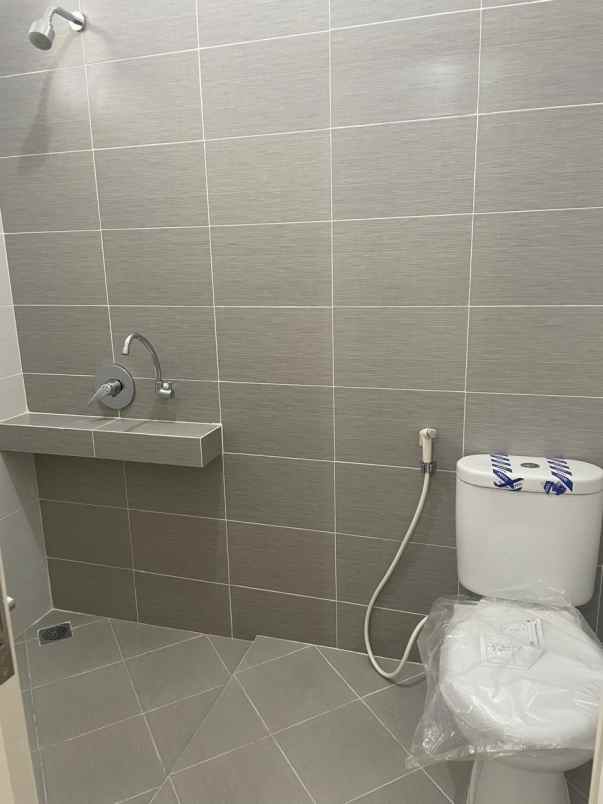 dijual rumah royal residence