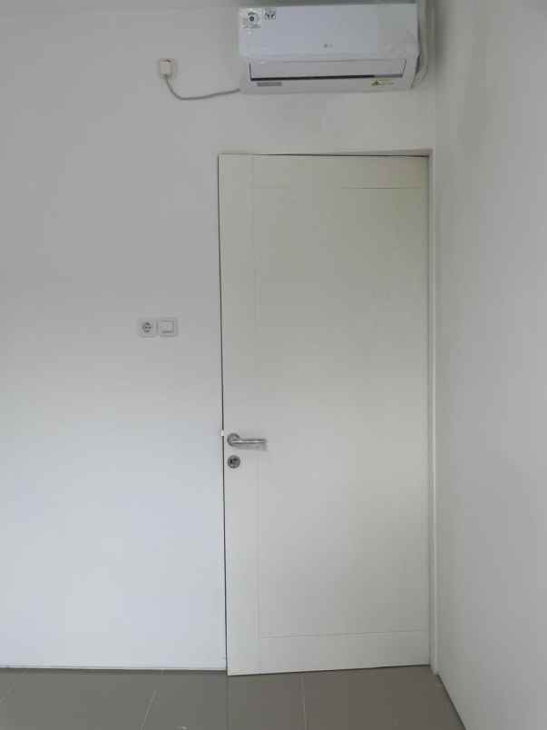 dijual rumah royal residence