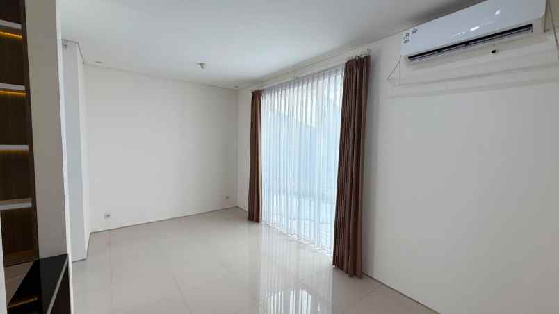 dijual rumah royal residence