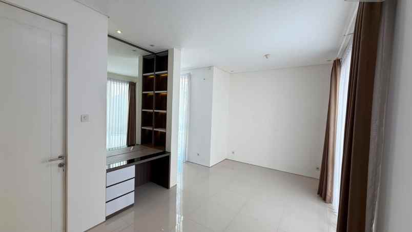 dijual rumah royal residence