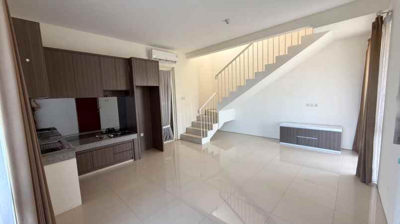 dijual rumah royal residence