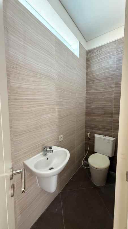 dijual rumah royal residence