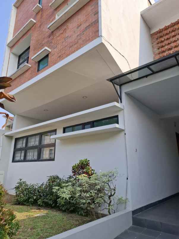 dijual rumah siap huni di kemang pratama bekasi