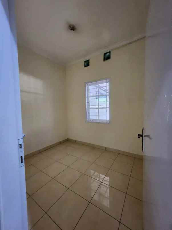 dijual rumah strategis di komplek bumi adipura bandung