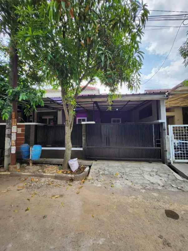 dijual rumah strategis di komplek bumi adipura bandung