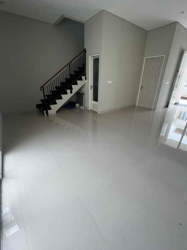 dijual rumah sukolilo dian regency