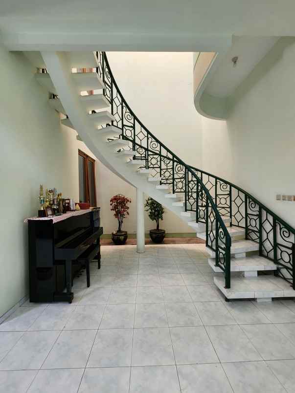 dijual rumah sutorejo