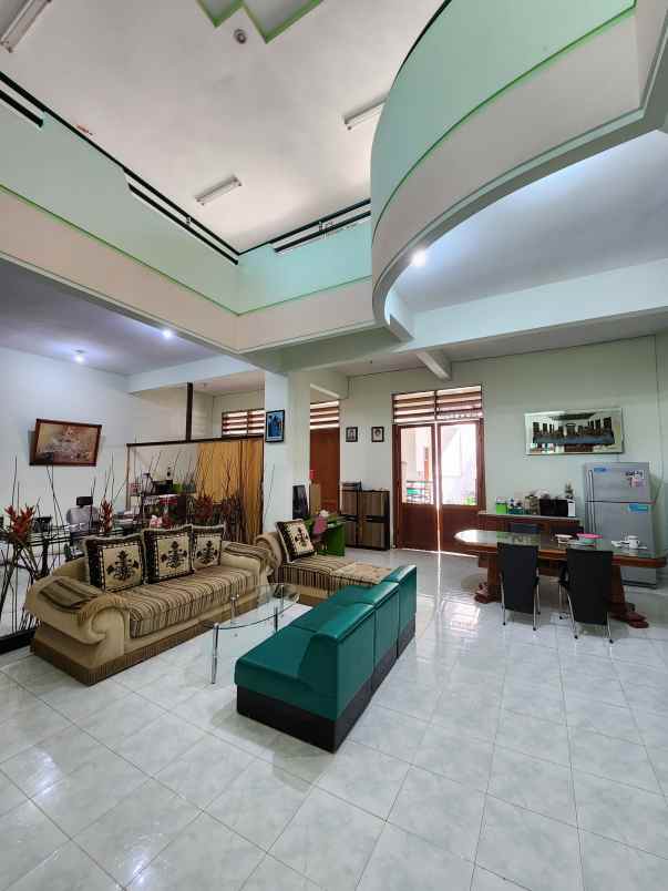 dijual rumah sutorejo