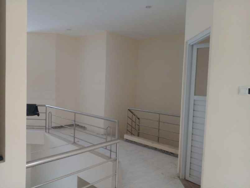 dijual rumah sutorejo utara baru