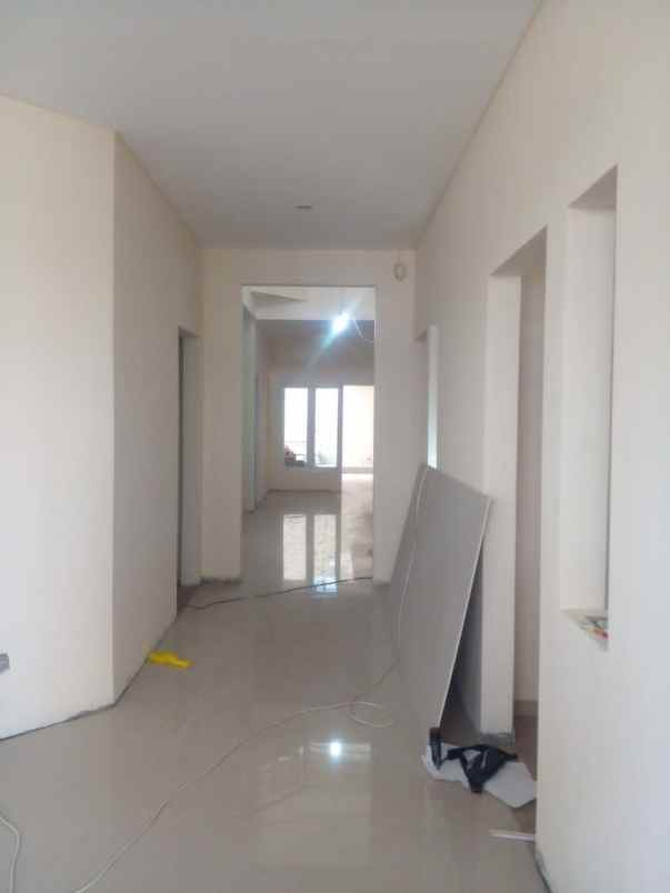 dijual rumah sutorejo utara baru