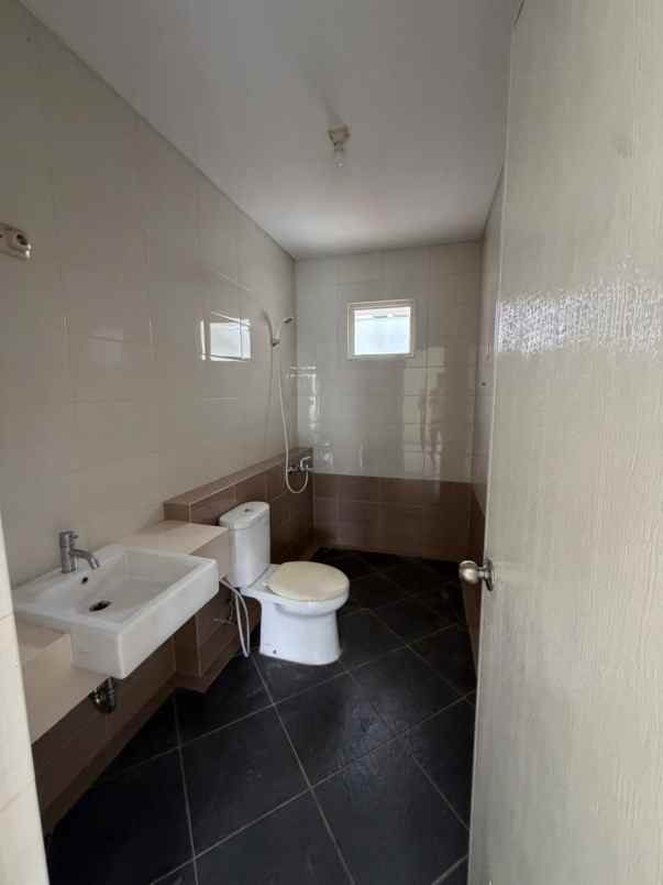 dijual rumah suvarna sutera tangerang