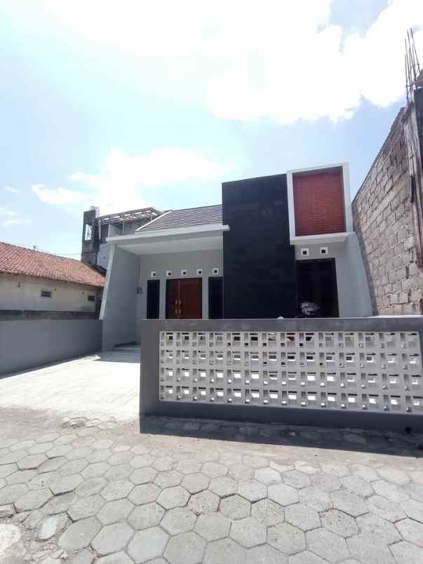 dijual rumah tajem