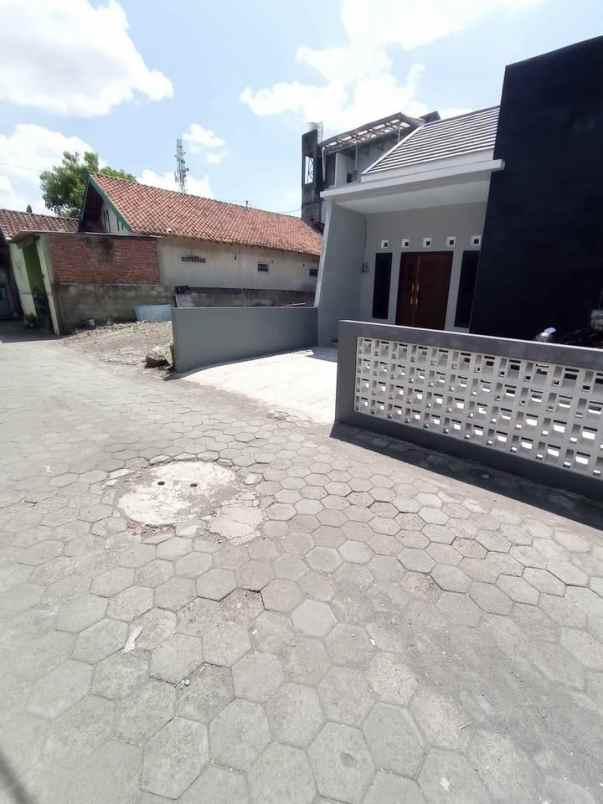 dijual rumah tajem