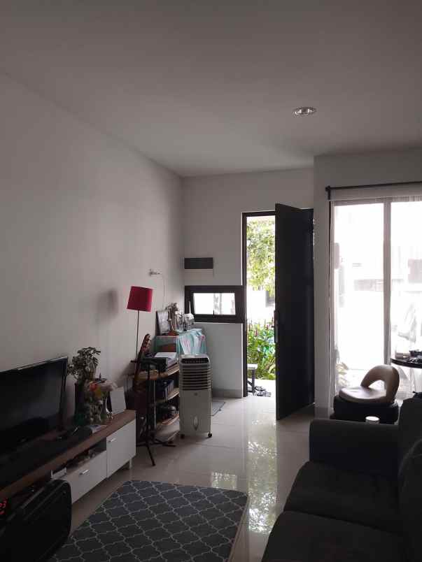 dijual rumah wisteria metland menteng