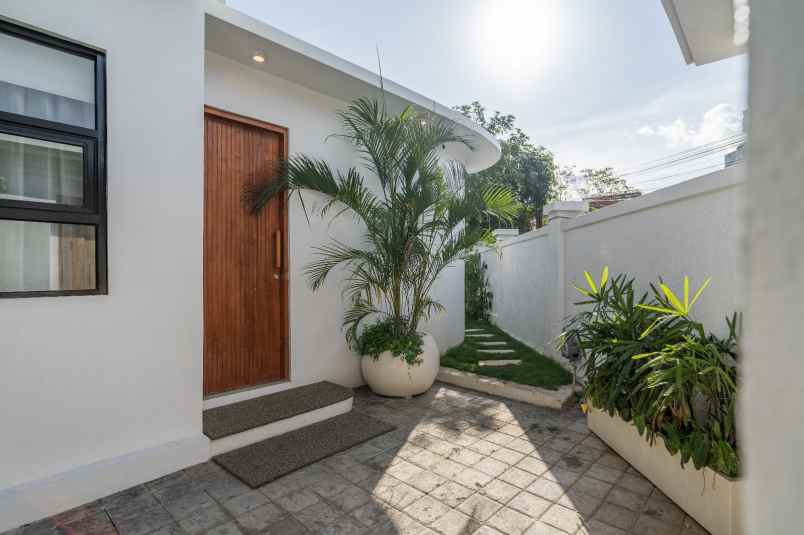 dijual villa jalan taman kebo iwa