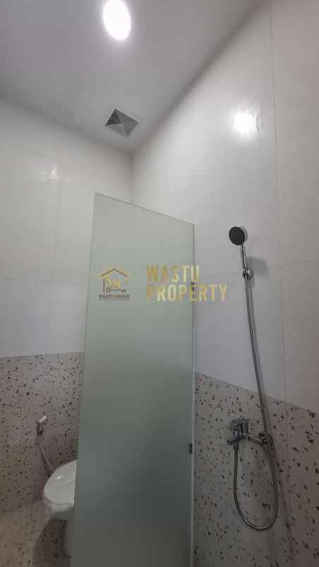 hunian mewah modern 2 lantai di kawasan elit palagan