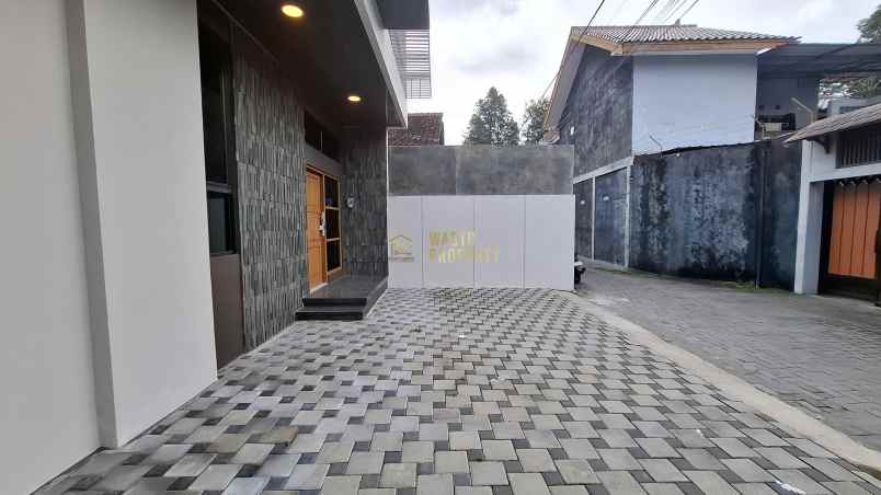 hunian mewah modern 2 lantai di kawasan elit palagan