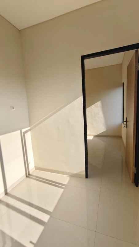rumah 2 lantai lokasi di nol jalan raya cemorokandang