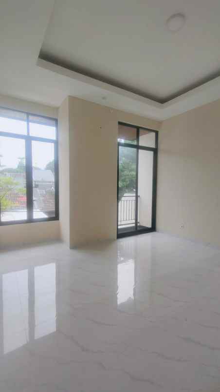 rumah baru siap huni di kencana loka bsd