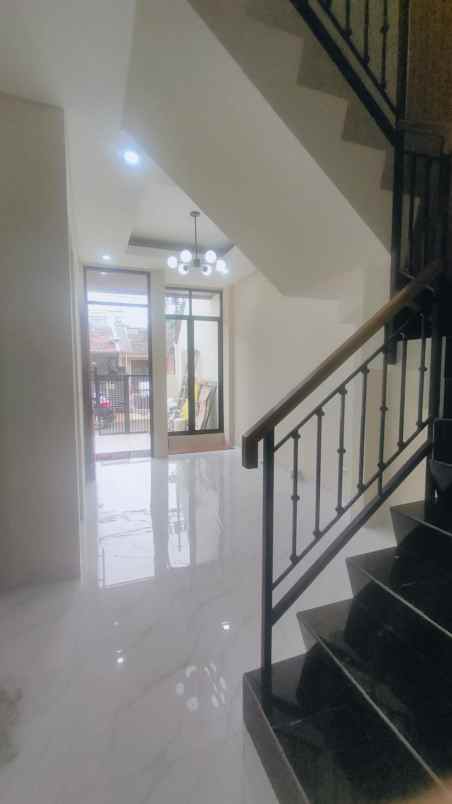 rumah baru siap huni di kencana loka bsd