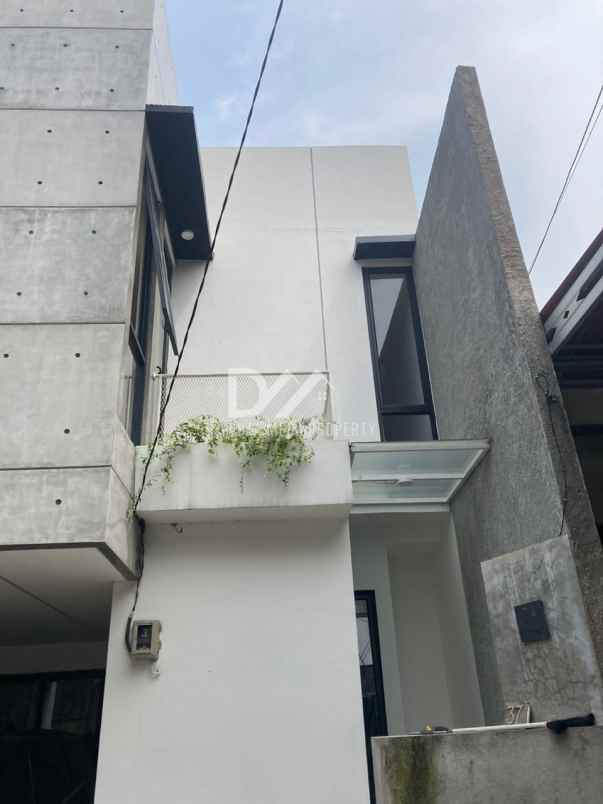 rumah bergaya industrial di graha raya bintaro
