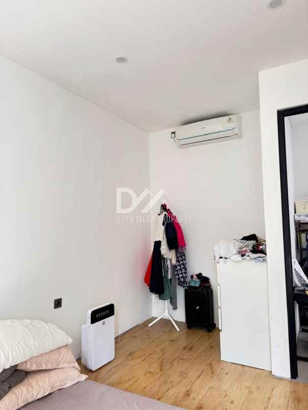 rumah bergaya industrial di graha raya bintaro