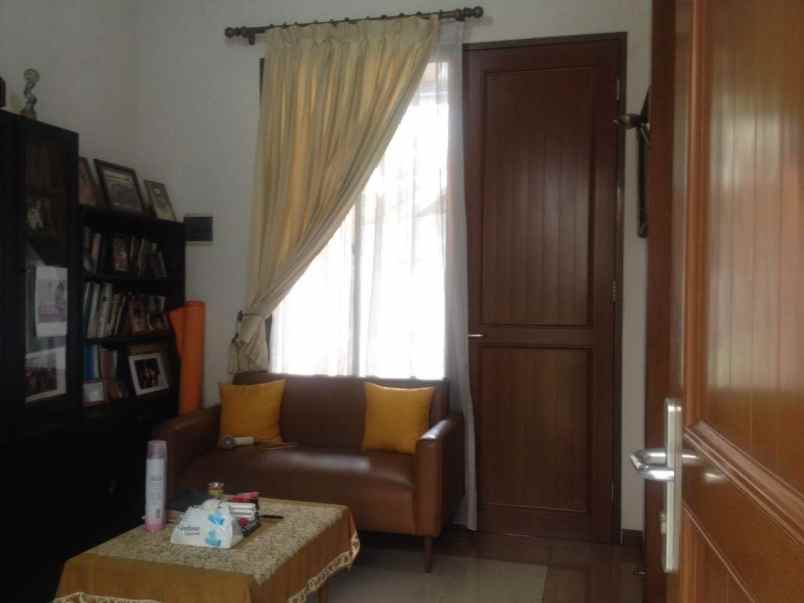 rumah besar luas di bintaro