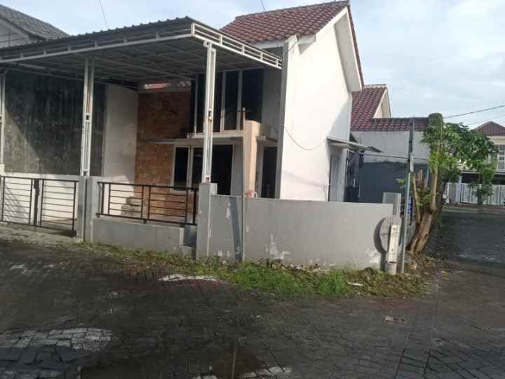 rumah hook 1 lantai siap huni di perumahan green lake