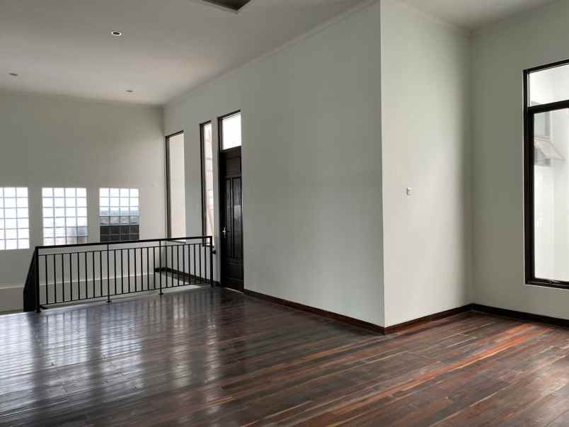 rumah jln raya petamburan