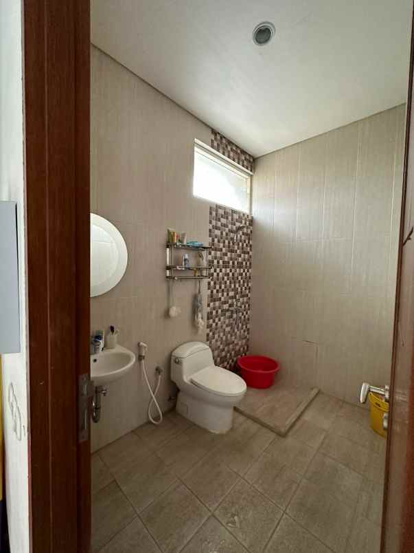 rumah modern siap huni lokasi di permata jingga