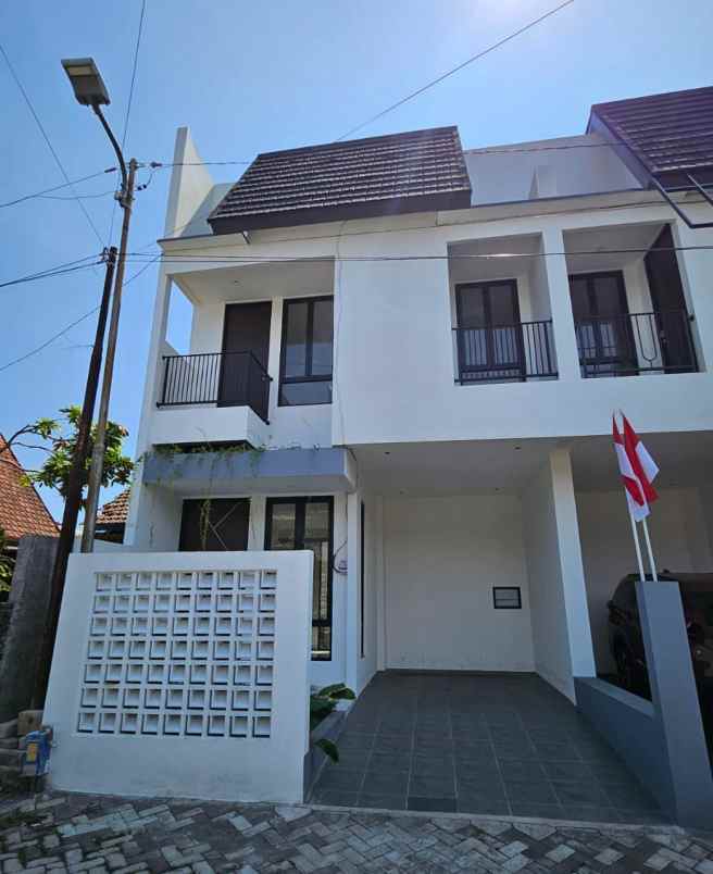 rumah modern smart door lokasi dekat kampus brawijaya