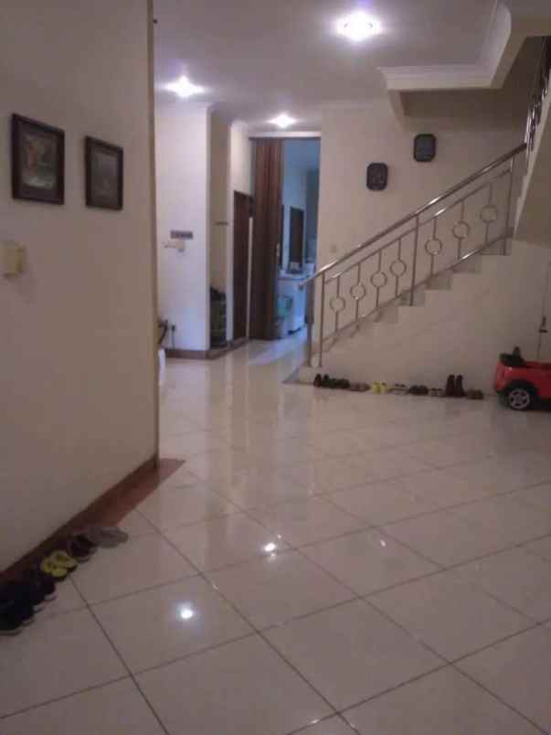 rumah pinggir jalan raya 150 meter ke kampus binus