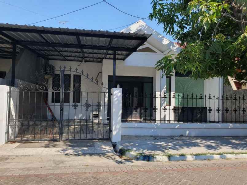 rumah rungkut mapan carport 1 mobil