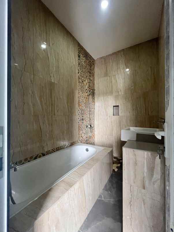 rumah siap huni dekat lrt cikunir 1 jatibening