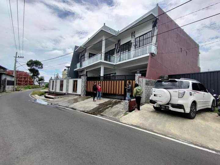 rumah villa istimewa di kota batu