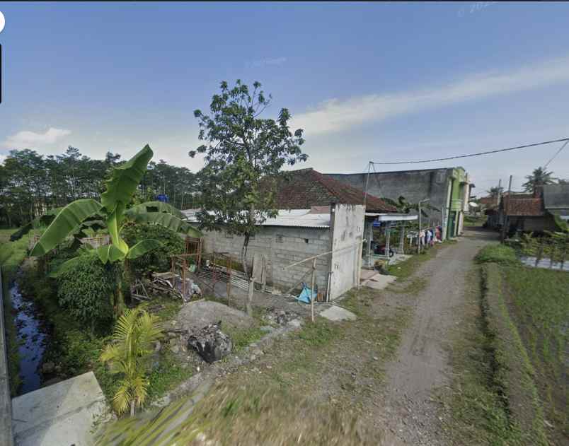 650 m kampus uii dekat dengan jl kaliurang jl degolan