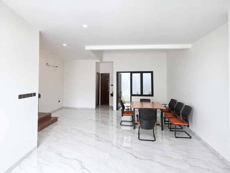 dijual rumah 3 lantai rooftop cilandak shm
