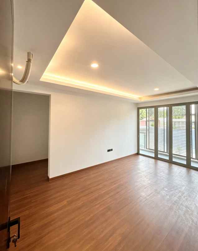 dijual rumah 3 lantai rooftop cilandak shm