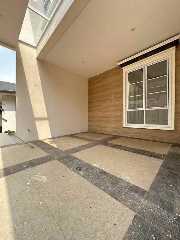 dijual rumah bambu apus cipayung