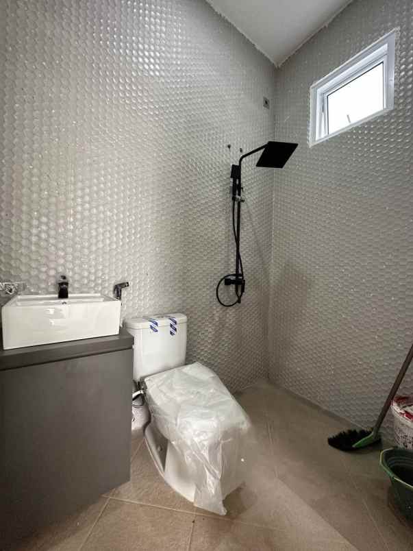 dijual rumah bambu apus cipayung