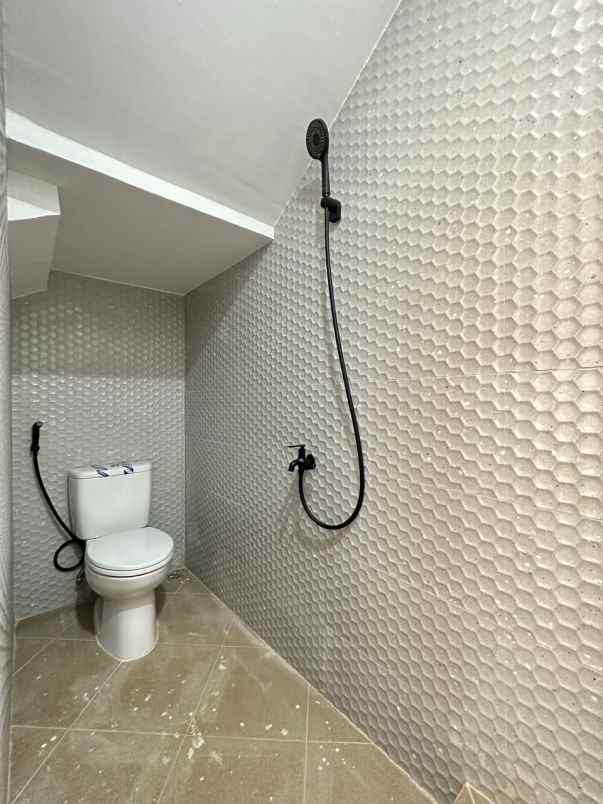 dijual rumah bambu apus cipayung