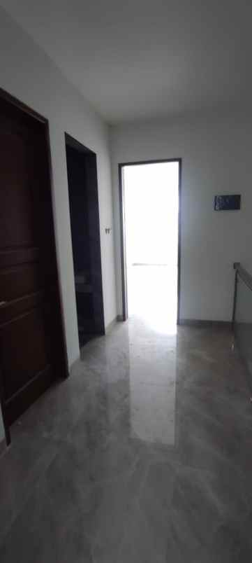 dijual rumah baru modern di taman surya jakarta barat