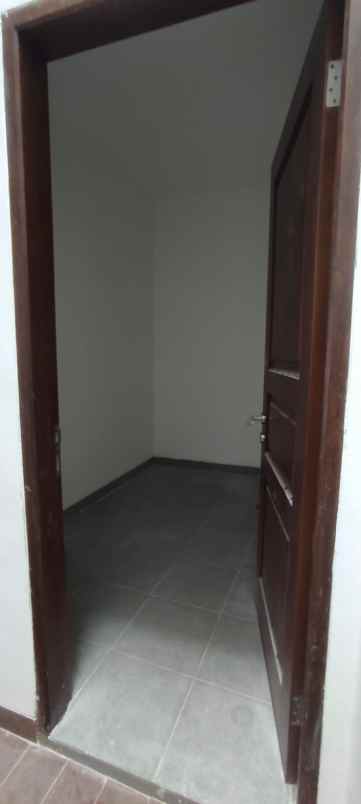 dijual rumah baru modern di taman surya jakarta barat