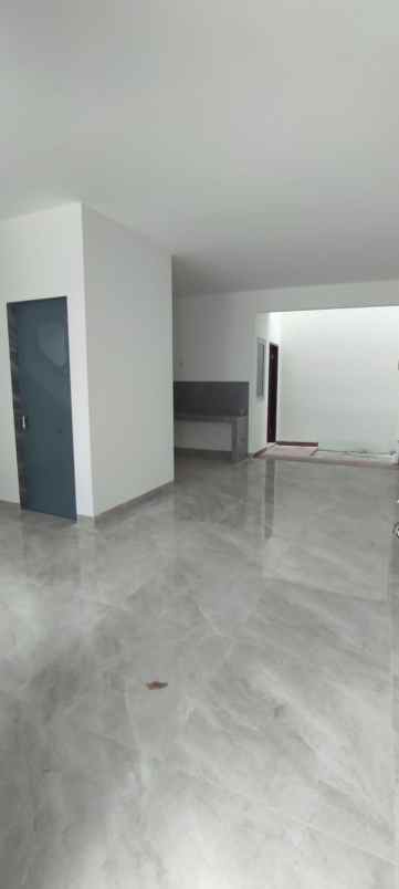 dijual rumah baru modern di taman surya jakarta barat