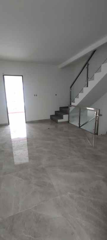 dijual rumah baru modern di taman surya jakarta barat