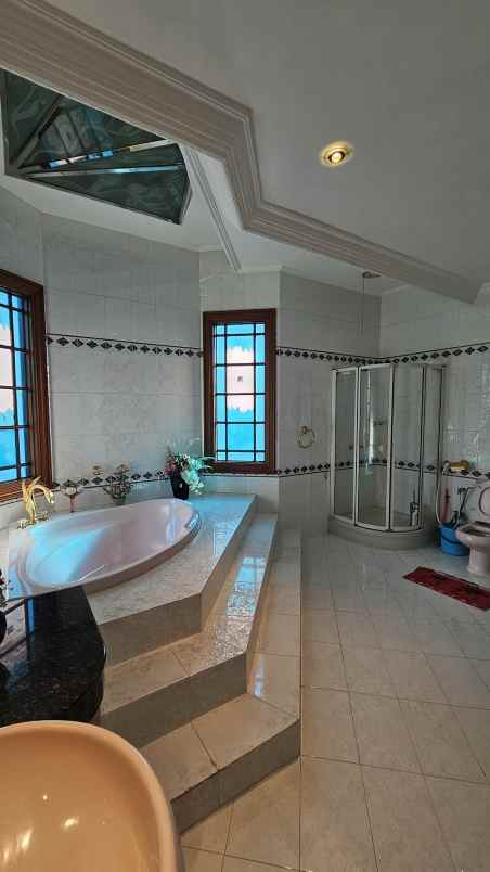 dijual rumah bukit gading villa